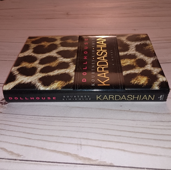 Signed First Edition KARDASHIANS Dollhouse Book - Signed by Khloe and Kourtney - Picture 9 of 9